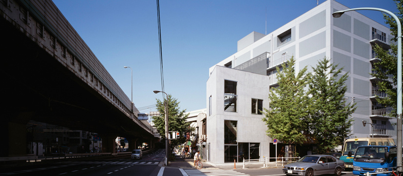 階段の見えるコンクリートボックスのショップ兼アトリエ