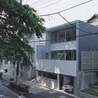 隣地の緑と開口部とテント素材デッキ