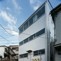 窓と階高の異なる３層アパート