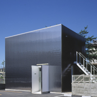 ステンレス板外装仕上げの喫茶店