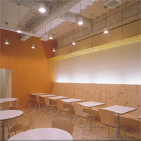 木質内装のカフェ